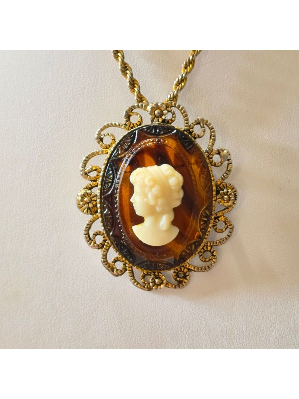 Vintage Gold-Tone Left Facing Cameo Pendant Necklace Amber Resin Ornate Chain